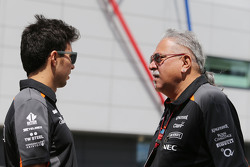 (De izquierda a derecha): Sergio Pérez, Sahara Force India F1 con el Dr. Vijay Mallya, Sahara Force