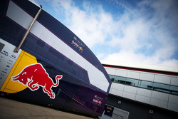 Des camions Red Bull Racing dans le paddock
