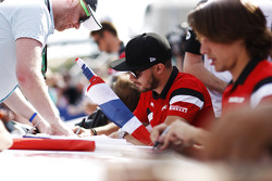 Will Stevens, Manor F1 Team y Roberto Merhi, Manor F1 Team firma autógrafos para los aficionados