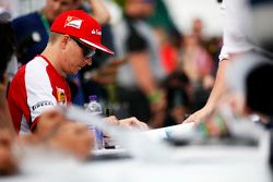 Kimi Raikkonen, Ferrari signs autographs for the fans