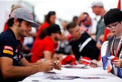 Карлос Сайнс мл., Scuderia Toro Rosso раздает автографы фанатам