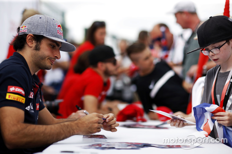 Carlos Sainz Jr., Scuderia Toro Rosso memberikan tanda tangan kepada fans