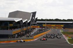 Марвин Кирхгофер, ART Grand Prix едет впереди Эмиля Бернсторфа, Arden International на старте