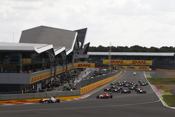 Марвин Кирхгофер, ART Grand Prix едет впереди Эмиля Бернсторфа, Arden International на старте
