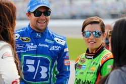 Ricky Stenhouse Jr., Roush Fenway Racing Ford y Danica Patrick, Stewart-Haas Racing Chevrolet