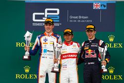 Podium: el ganador, Rio Haryanto, Campos Racing, segundo lugar, Raffaele Marciello, Trident, tercer 