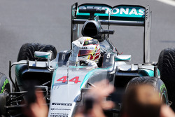 Vencedor da corrida Lewis Hamilton, Mercedes AMG F1 comemora no Parque Fechado
