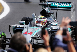 Ganador de la carrera Lewis Hamilton, de Mercedes AMG F1 W06 celebra en parc ferme