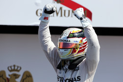 Vencedor da corrida Lewis Hamilton, Mercedes AMG F1 comemora no Parque Fechado