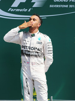 Ganador de la carrera Lewis Hamilton, de Mercedes AMG F1 celebra en el podio