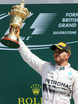 Le vainqueur Lewis Hamilton, Mercedes AMG F1 fête sa victoire sur le podium