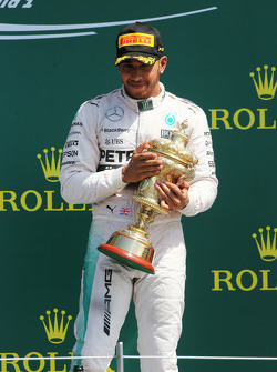 Ganador de la carrera Lewis Hamilton, de Mercedes AMG F1 celebra en el podio