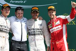 Podium : le deuxième, Nico Rosberg, le vainqueur Lewis Hamilton, Mercedes AMG F1 Team et le troisième, Sebastian Vettel, Scuderia Ferrari