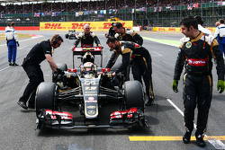 Pastor Maldonado, Lotus F1 E23 no grid