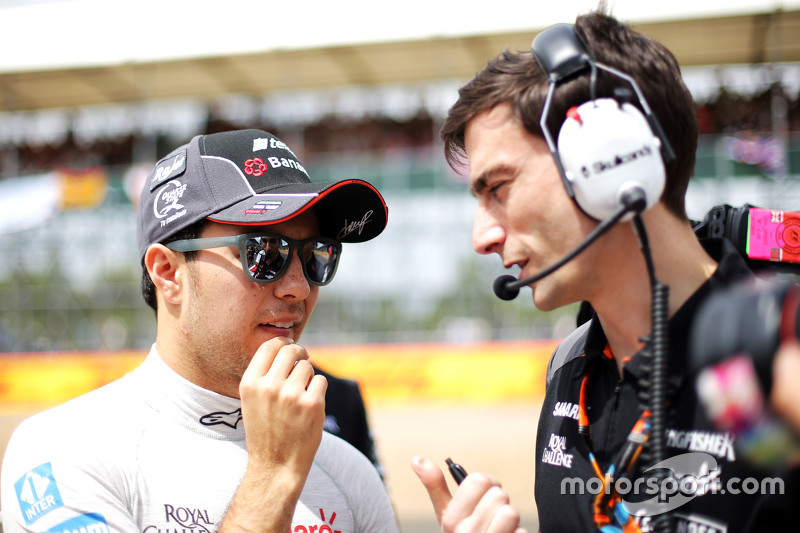 Sergio Perez, Sahara Force India F1 com Tim Wright, Engenheiro de corrida da Sahara Force India F1 Team no grid