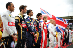 Pastor Maldonado, Lotus F1 Team e Romain Grosjean, Lotus F1 Team no grid, durante o Hino Nacional