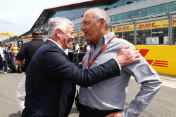 Derek Warwick, con Ron Dennis, Presidente Esecutivo McLaren sulla griglia di partenza
