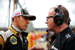 Пастор Мальдонадо, Lotus F1 Team и Марк Слэйд, гоночный инженер Lotus F1 на стартовой решетке