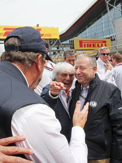 Nigel Mansell, with Bernie Ecclestone, and Jean Todt, FIA President on the grid