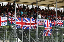 Des fans et des drapeaux dans la tribune