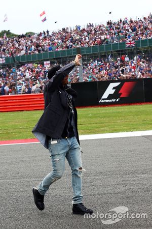 Lewis Hamilton, Mercedes AMG F1 with the fans on the drivers parade