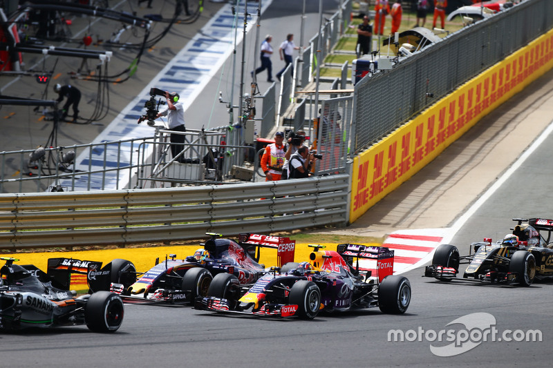 Daniil Kvyat, Red Bull Racing RB11 et Carlos Sainz Jr., Scuderia Toro Rosso STR10 au départ