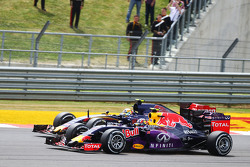 Daniil Kvyat, Red Bull Racing RB11 et Carlos Sainz Jr., Scuderia Toro Rosso STR10 au départ
