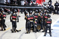Lotus F1 Team mechanics in the pits at the start of the race