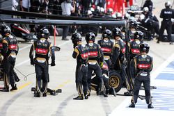 Mecánicos en los pits de Lotus F1al inicio de la carrera