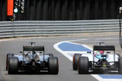 Lewis Hamilton, Mercedes AMG F1 Team et Felipe Massa, Williams F1 Team pendant un arrêt aux stands