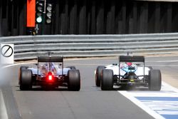 Lewis Hamilton, Mercedes AMG F1 Team and Felipe Massa, Williams F1 Team during pitstop