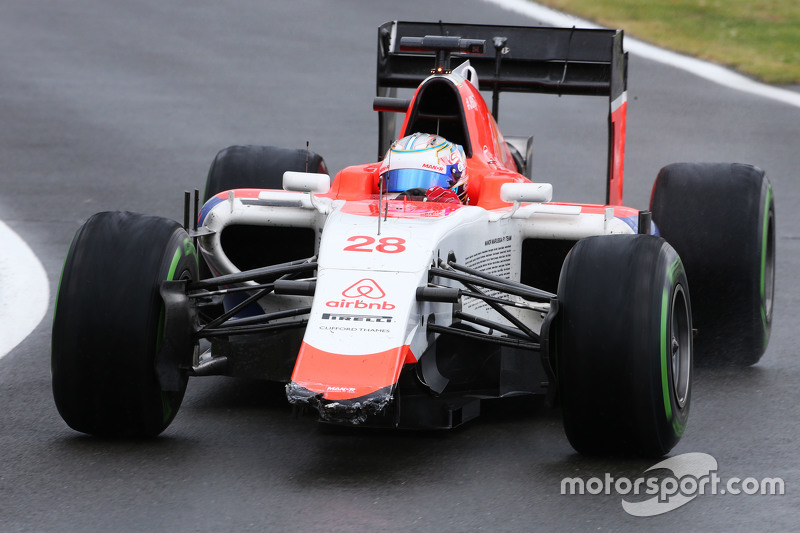 Will Stevens, Manor F1 Team di pit dengan sayap depan yang rusak.