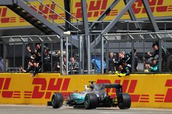 1. Lewis Hamilton, Mercedes AMG F1 W06, feiert beim Passieren des Teams am Ende des Rennens