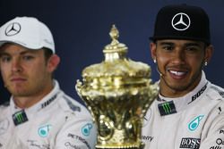 Juara balapan Lewis Hamilton, Mercedes AMG F1 di FIA Press Conference bersama his race trophy, dan r