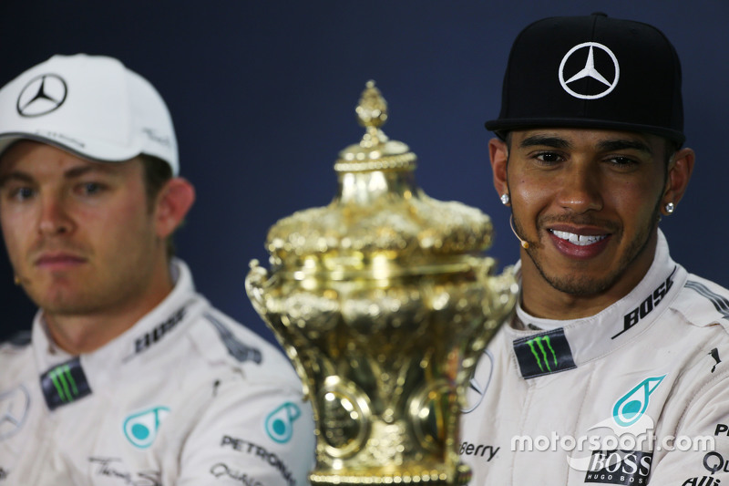 Winnaar Lewis Hamilton, Mercedes AMG F1 in de FIA persconferentie met trofee en ploegmaat Nico Rosbe