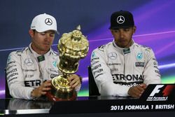 (I a D): Segundo, Nico Rosberg, Mercedes AMG F1 con el trofeo de ganador, Lewis Hamilton, Mercedes A