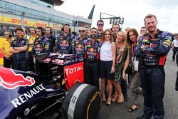 La ex Spice Girls, Geri Halliwell; Emma Bunton; y Melanie Chisholm, con Red Bull Racing en la parril