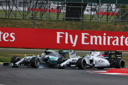 Lewis Hamilton, Mercedes AMG F1 W06 se pasa al tratar de rebasar a Felipe Massa, Williams FW37