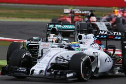 Lewis Hamilton, Mercedes AMG F1 W06 se pasa al tratar de rebasar a Felipe Massa, Williams FW37