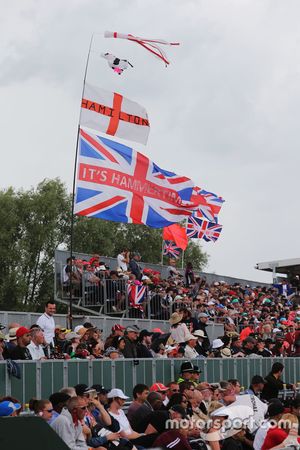 Lewis Hamilton, Mercedes AMG F1 W06 flags and fans in the grandstand