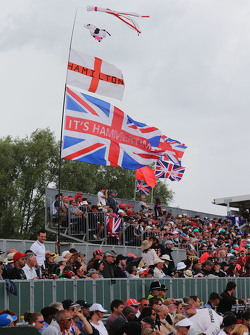 Lewis Hamilton, Mercedes AMG F1 W06 flags and fans in the grandstand