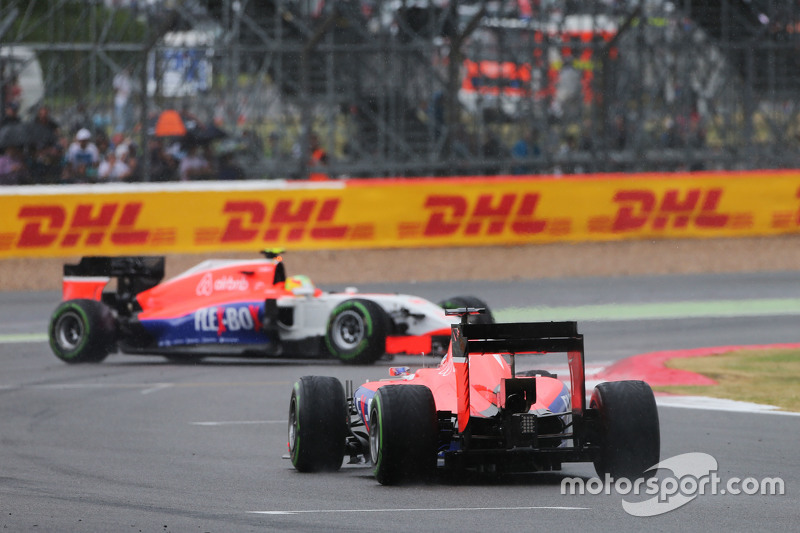 Roberto Merhi, Manor F1 Team spins in front of team mate Will Stevens, Manor F1 Team