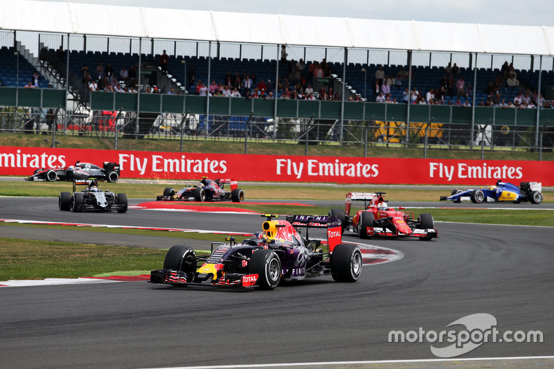 2015 год: Даниил Квят на Red Bull Racing RB11 в гонке опережает Ferrari