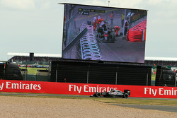 Fernando Alonso, McLaren MP4-30 a los pits, mientras que Jenson Button, McLaren MP4-30 se retira de