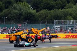 Lewis Hamilton, Mercedes AMG F1 W06 passes the Scuderia Toro Rosso STR10 of Carlos Sainz Jr., Scuderia Toro Rosso as it is craned off the circuit