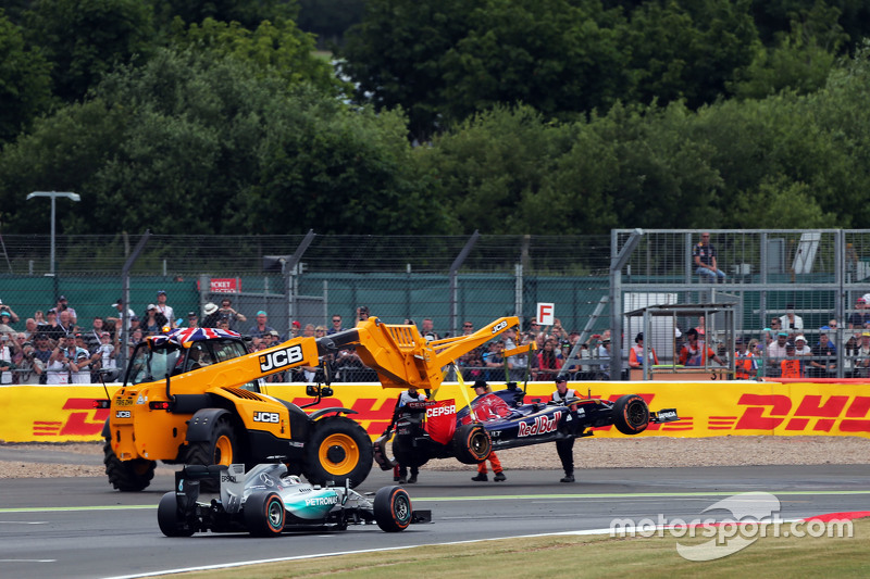 Lewis Hamilton, Mercedes AMG F1 W06 pasa al lado del Toro Rosso STR10 de Carlos Sainz Jr. mientras es sacado de la pista