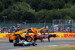 Lewis Hamilton, Mercedes AMG F1 W06 pasa al lado del Toro Rosso STR10 de Carlos Sainz Jr. mientras e