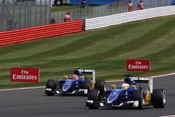 Marcus Ericsson, Sauber C34 supera il compagno di squadra Felipe Nasr, Sauber C34, che si è fermato