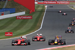 Kimi Raikkonen, Ferrari SF15-T and Daniil Kvyat, Red Bull Racing RB11 battle for position