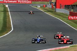 Marcus Ericsson, Sauber C34 y Kimi Raikkonen, Ferrari SF15-T pelean por la posición